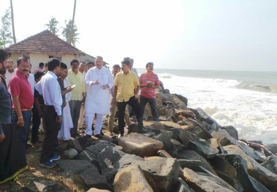 ಒಖಿ ಚಂಡಮಾರುತದ ಆರ್ಭಟ: ಉಳ್ಳಾಲಕ್ಕೆ ಭೇಟಿ